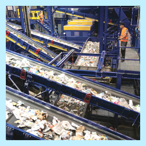 Petits et grands emballages : tapis de tri en usine