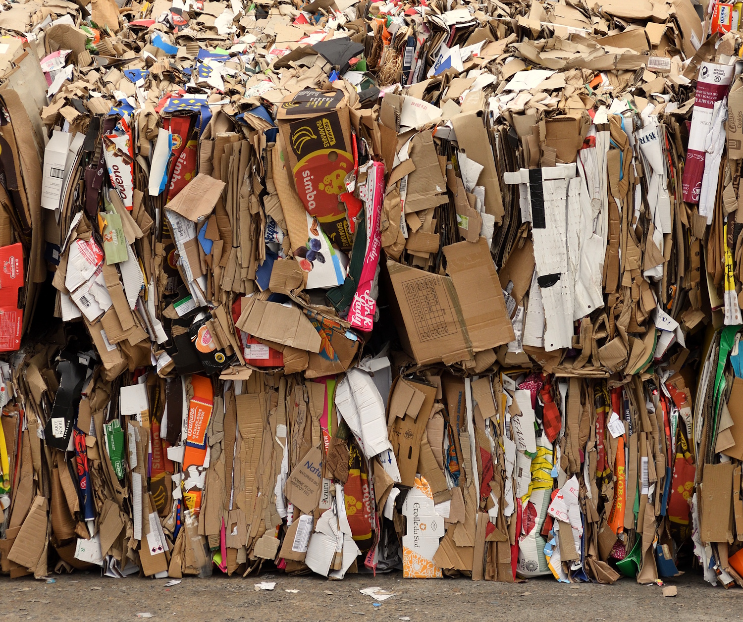 Balles de cartons d'emballages collectées et triées pour recyclage